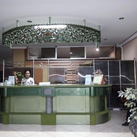 New Merdeka Hotel Jembel エクステリア 写真