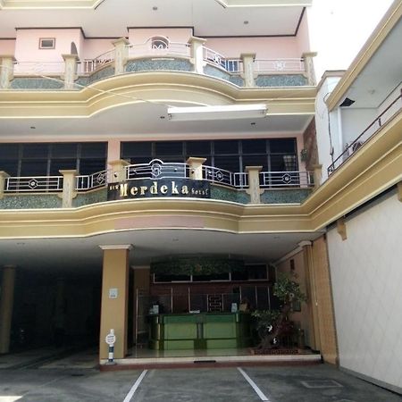 New Merdeka Hotel Jembel エクステリア 写真