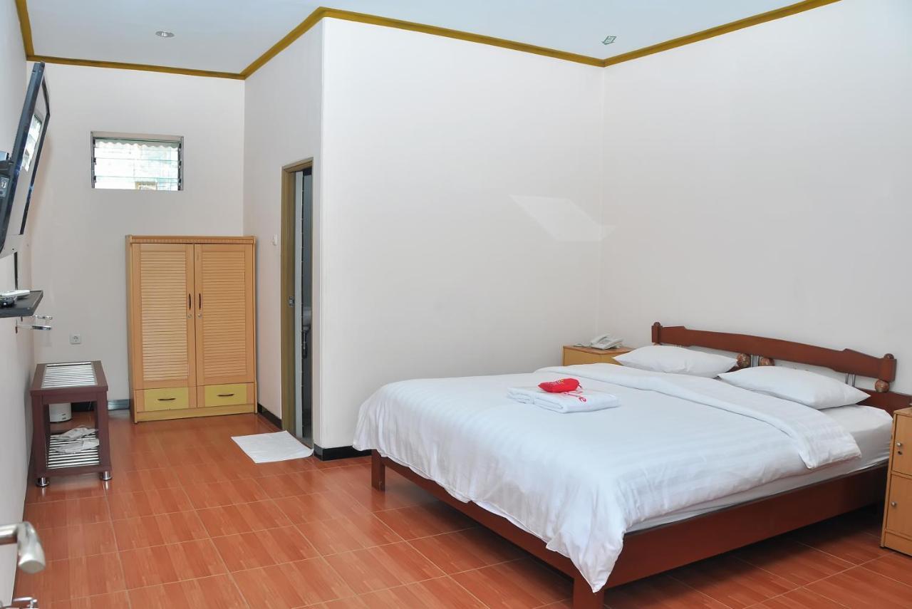 New Merdeka Hotel Jembel エクステリア 写真