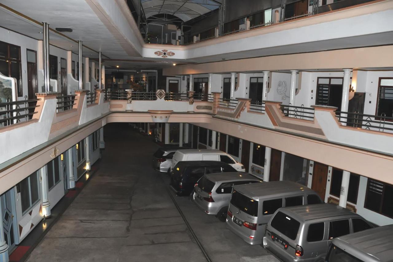 New Merdeka Hotel Jembel エクステリア 写真