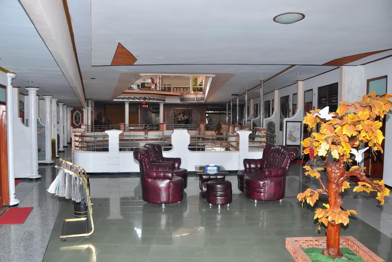 New Merdeka Hotel Jembel エクステリア 写真
