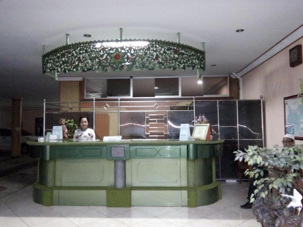 New Merdeka Hotel Jembel エクステリア 写真