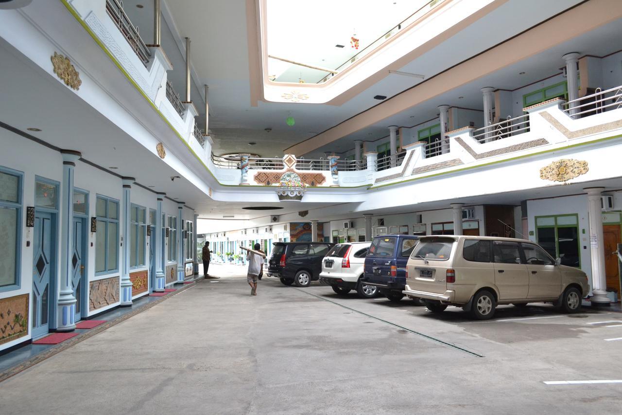 New Merdeka Hotel Jembel エクステリア 写真