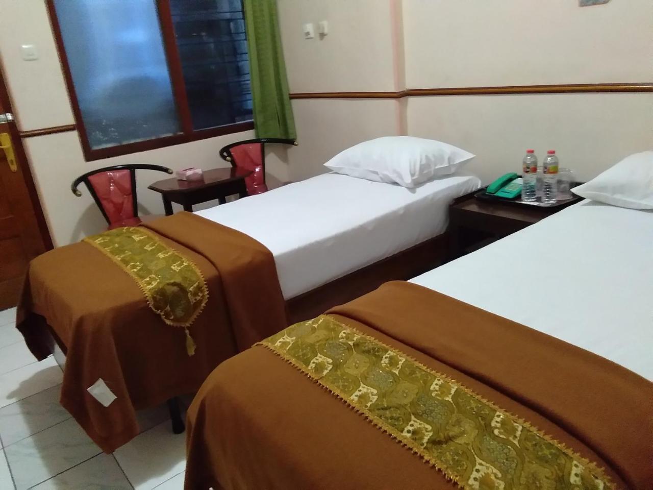New Merdeka Hotel Jembel エクステリア 写真