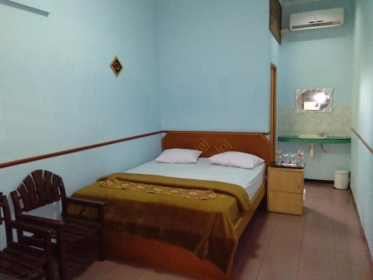 New Merdeka Hotel Jembel エクステリア 写真
