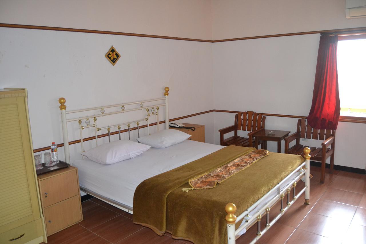 New Merdeka Hotel Jembel エクステリア 写真