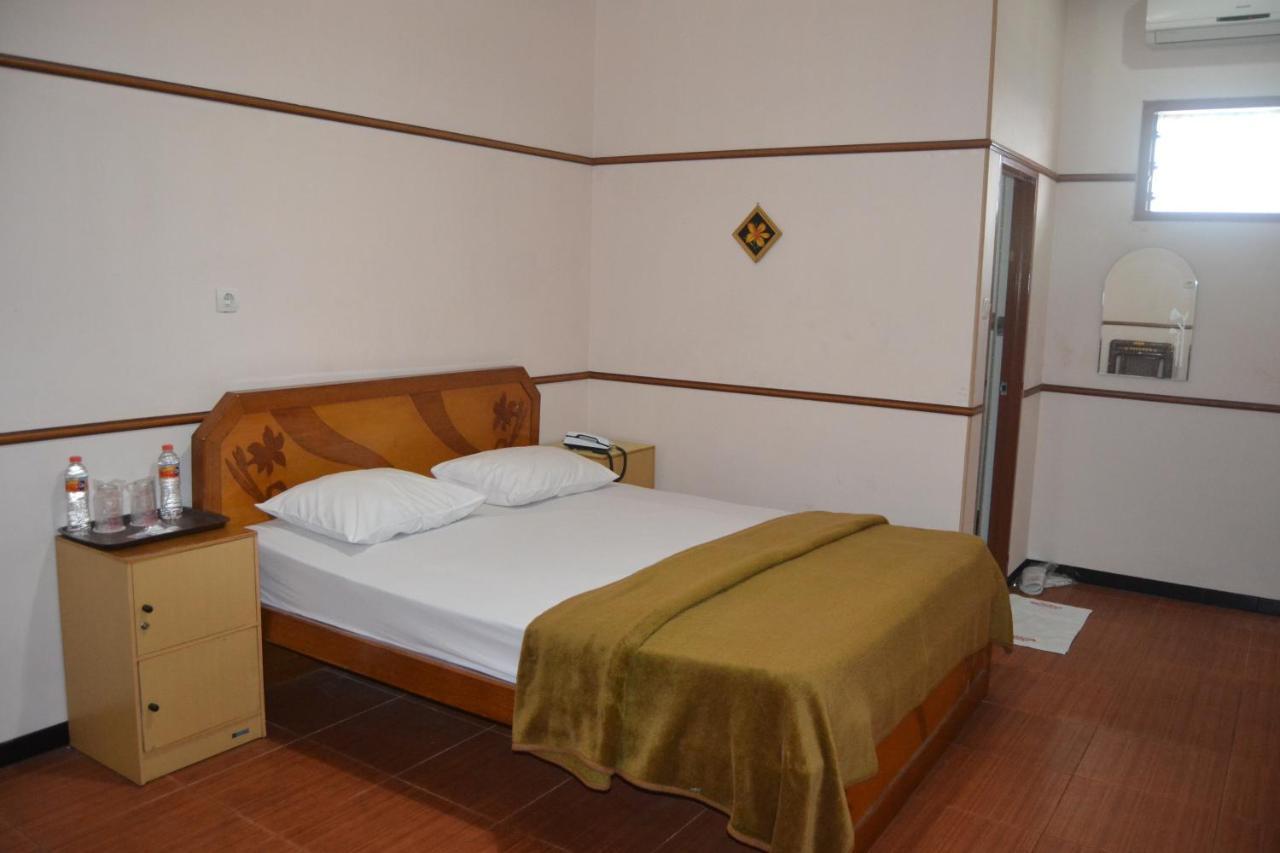 New Merdeka Hotel Jembel エクステリア 写真