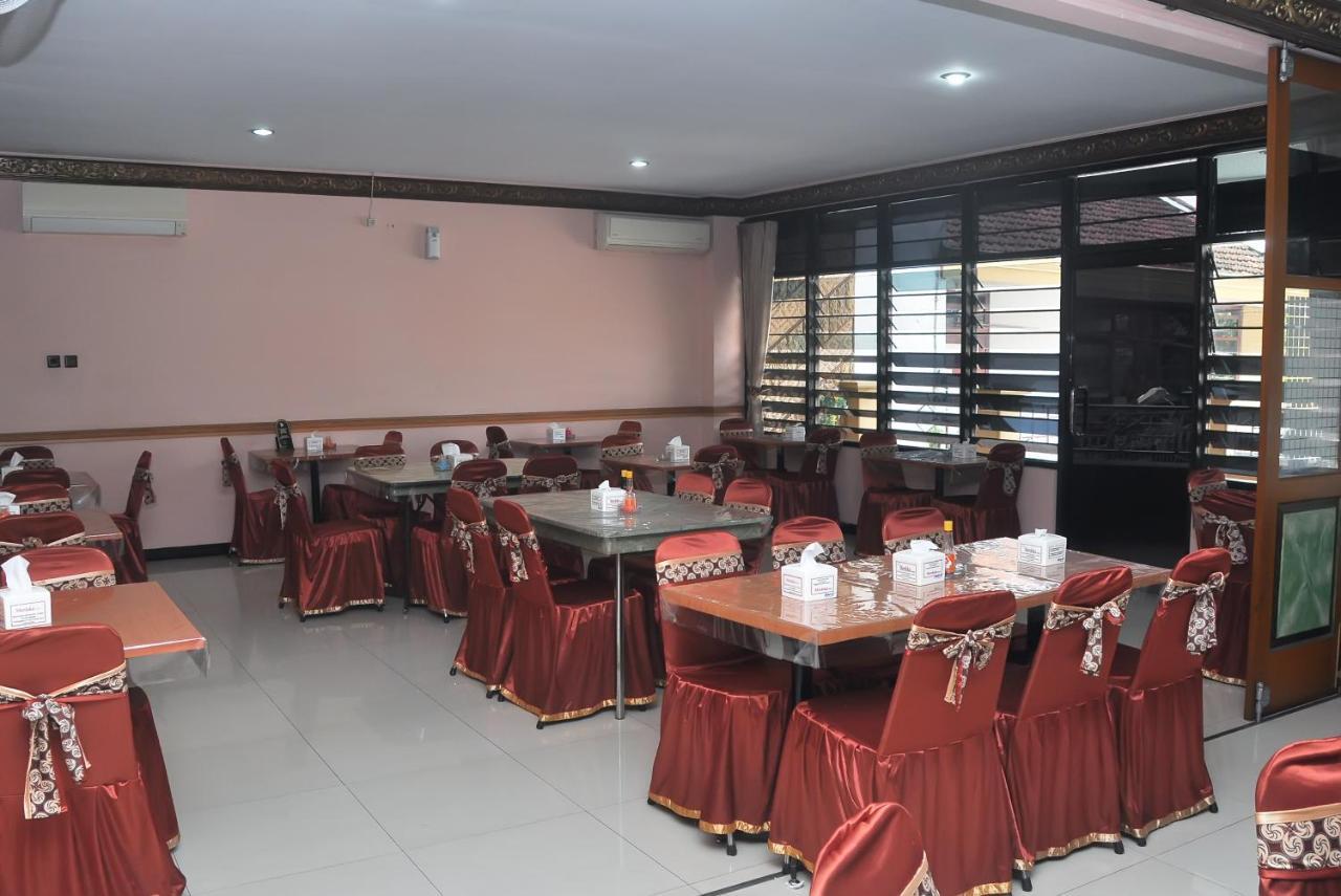 New Merdeka Hotel Jembel エクステリア 写真