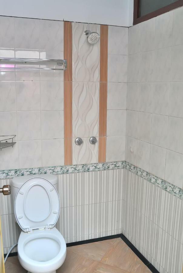 New Merdeka Hotel Jembel エクステリア 写真