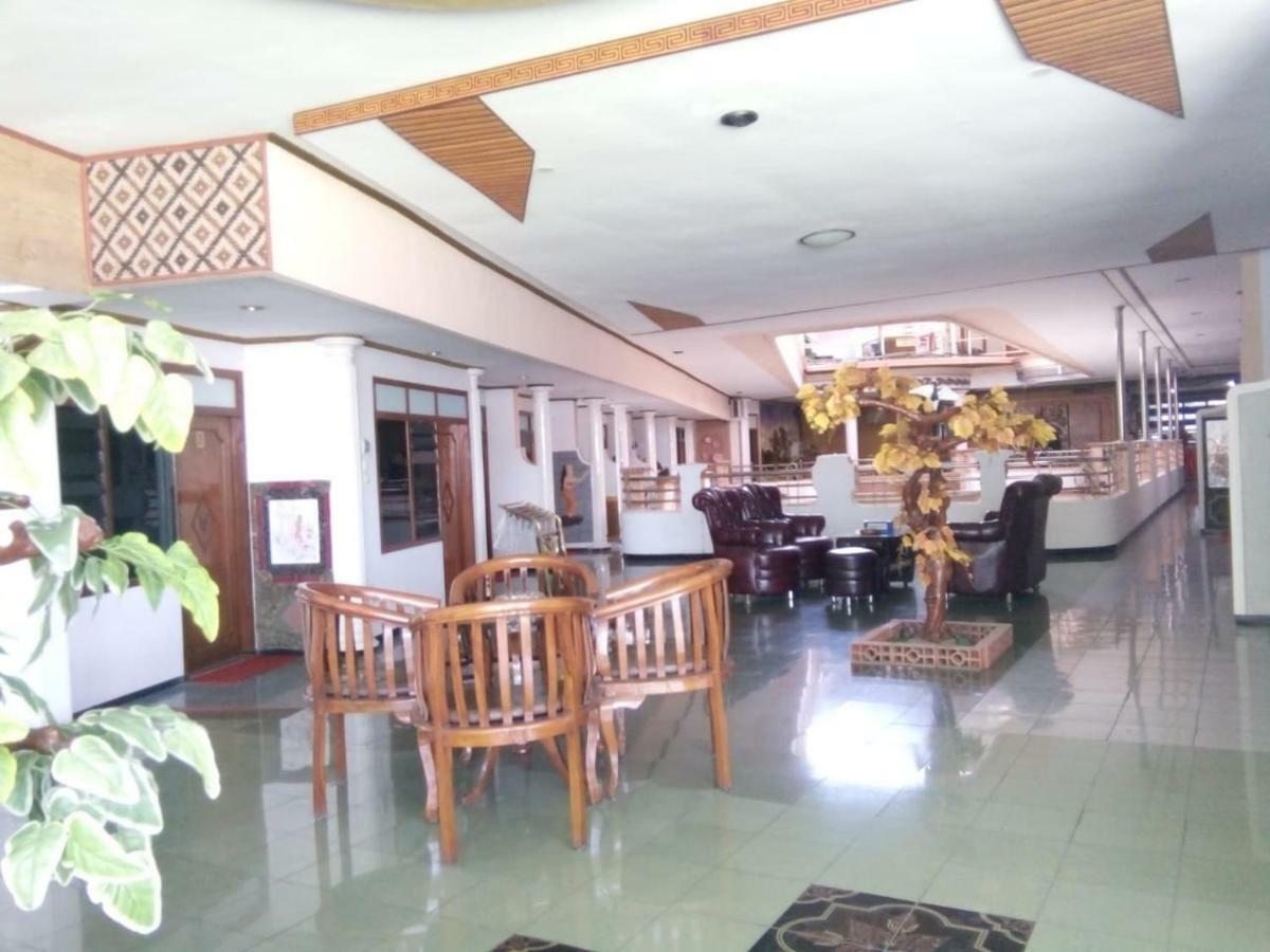 New Merdeka Hotel Jembel エクステリア 写真