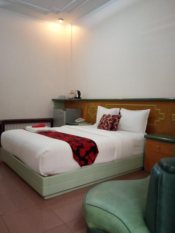 New Merdeka Hotel Jembel エクステリア 写真